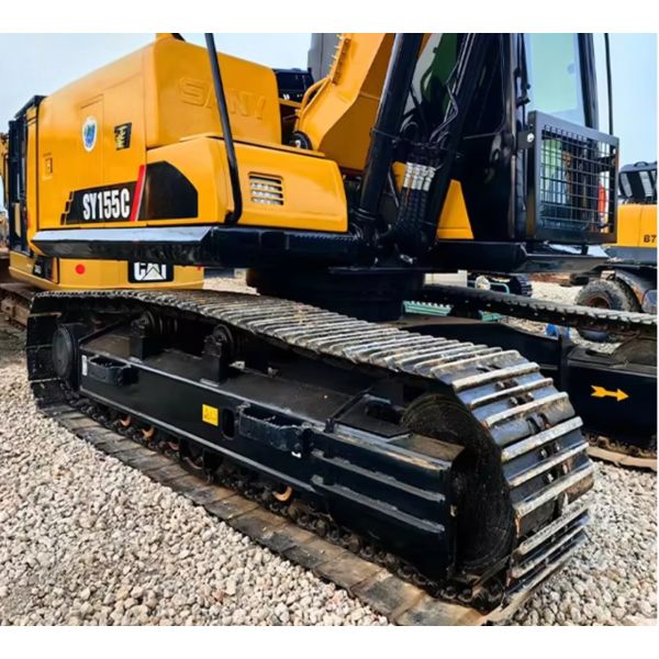 Vieja excavadora Sany Sy155C, equipo usado para mover tierra de 15 toneladas de color amarillo
