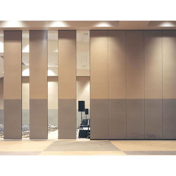 Isolement acoustique Parement séparatif mobile pour salle de conférence avec porte de passage