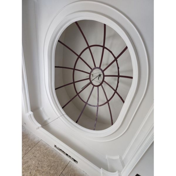 Графический дизайн закалил архитектурноакустический стиль церков окна в крыше крыши цветного стекла