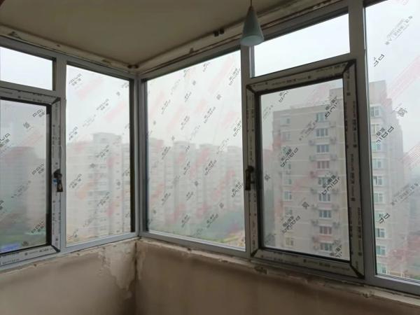Thermal-Adaptive Folding Window System with Interchangeable Insulation Panels for Climate Extremes