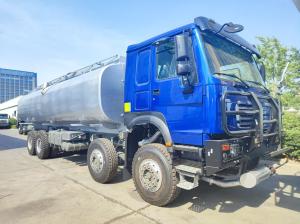 重荷用HOWO 8*4 400HP LHD燃料トラック 40CBM 遠距離燃料配送のためのダブルタンクシステム