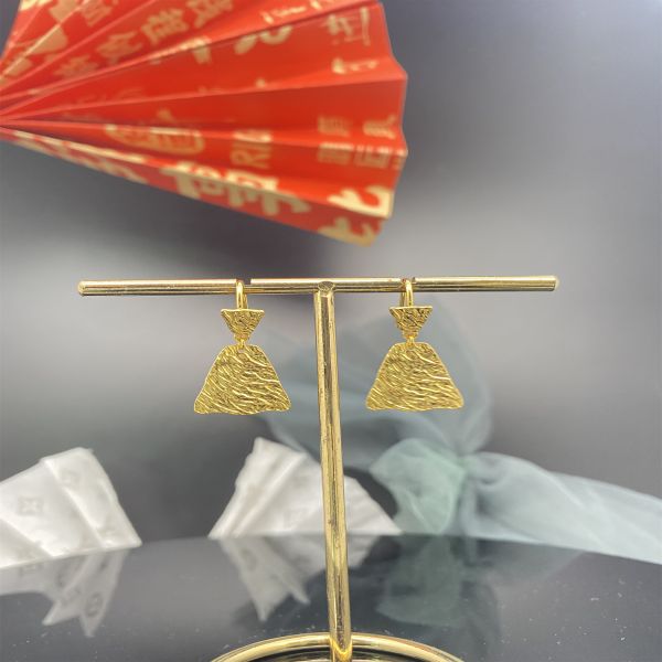 Los pendientes de plumeria de oro de moda