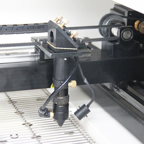 Автомат для резки лазера СО2 CNC для ткани ткани обозначает автоматический питаться