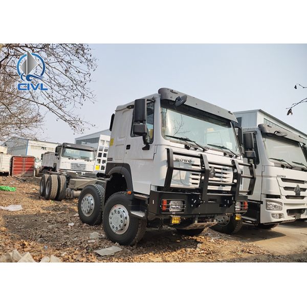 8 X 4  Heavy Cargo Trucks With 371 HP Engine , Heavy Duty Trucks Cargo Truck Chassis Colour Option