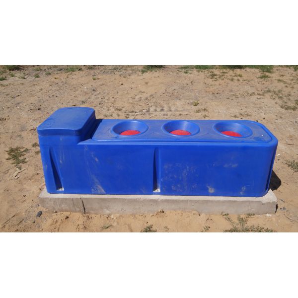 Réservoir d'eau pour bovins bleu de 60 litres avec tuyau tressé et débit pour les grands troupeaux laitiers