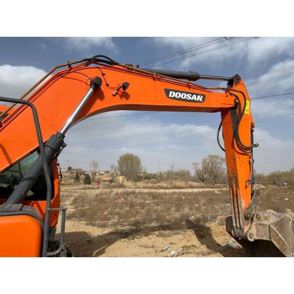 Doosan DH150 Excavator in Dubai 15000 KG Machine Weight Original Hydraulic Cylinder