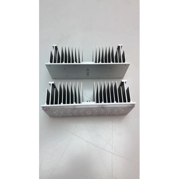 Подгонянный анодируйте профиль штранг-прессования алюминиевого теплоотвода Heatsink CNC подвергая механической обработке алюминиевый для СИД