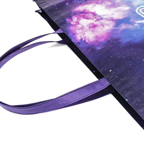 Практически прокатанные не сплетенные многоразовые сумки представляют/ханжи пакуя пользу