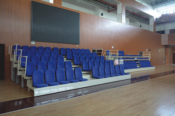 Установленный пол складного телескопичного Bleacher ручной операции усаживая -