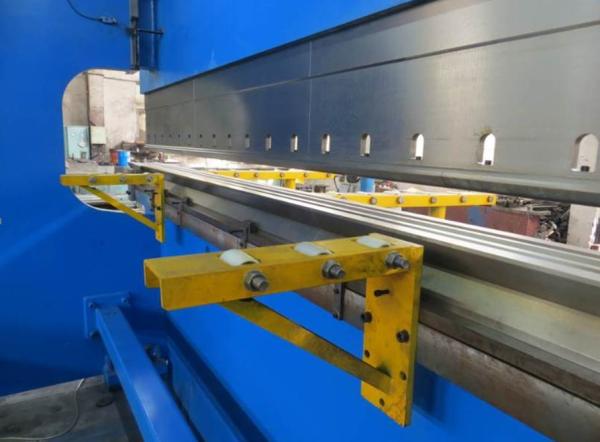 Heavy Duty Metalworking CNC Hydraulic Press Brake with 400L Oil Tank Capacity 200T Max. Pressure and Adjustable Stroke