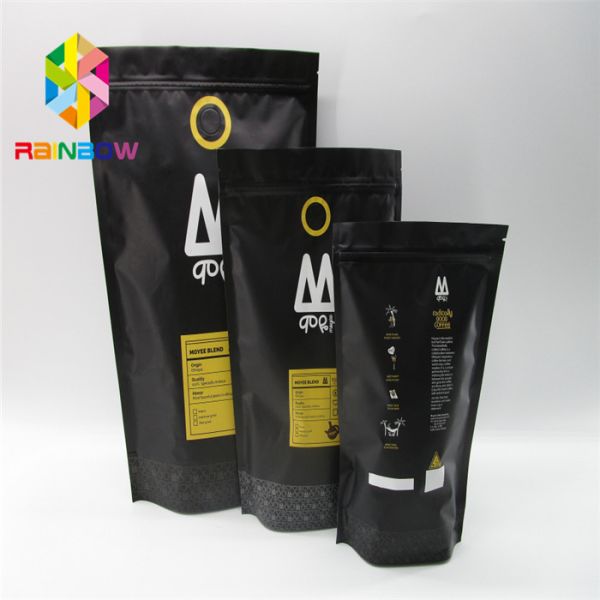 Levántese las bolsas plásticas que empaquetan el bolso de café con la cremallera y la válvula