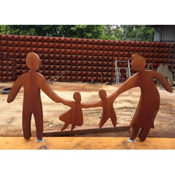 Игра родителей и детей семьи скульптуры Кортен оформления искусства сада стальная