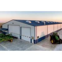 Fabrique de structures en acier préfabriqué moderne Zone de production d'entrepôt couplée à des bureaux de gestion avec acier anti-rouille