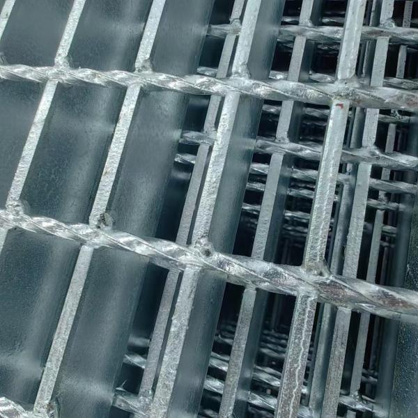 1.8m Industrial Steel Grating Crowd Control Fencing Alloy Plate Round Pattern Coated Painted Surface