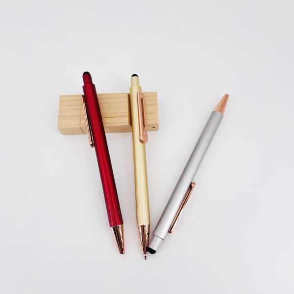 Le stylo à bille mat de texture de luxe est un stylo à bille en aluminium à écran tactile de type presse