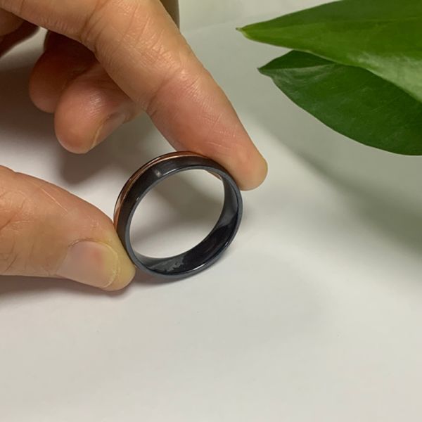 Venta al por mayor de fábrica y anillos de boda de circonio y titanio negros y grises a la moda y joyería para hombre sin decoloración Anillos de boda para hombre