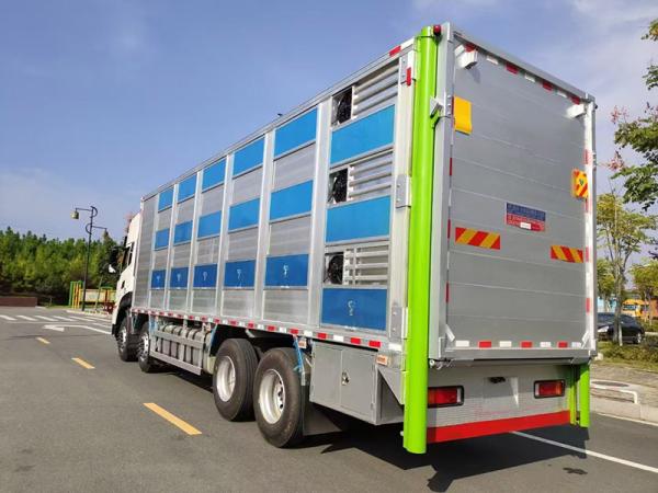 Export Customization 8x4 35 TONS Live Poultry Transportation Truck Piglets Transport Truck With Aluminum Alloy Compartment Box