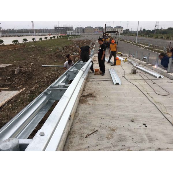 Внешняя безопасность W-beam Thermal Spray Highway Guardrail Bracket с W-beam дизайном