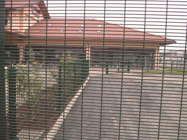 Factory price 2x2 welded wire security fence prison mesh