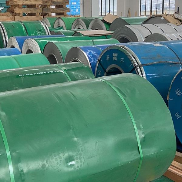 Superficie de acero inoxidable laminada en caliente del borde 8K de la raja de la bobina del estándar del EN