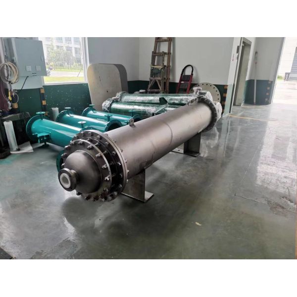 Low Thermal Conductivity Fluoropolymer Tube Heat Exchanger for Small Angle Tilt or Horizontal or Vertical Installation