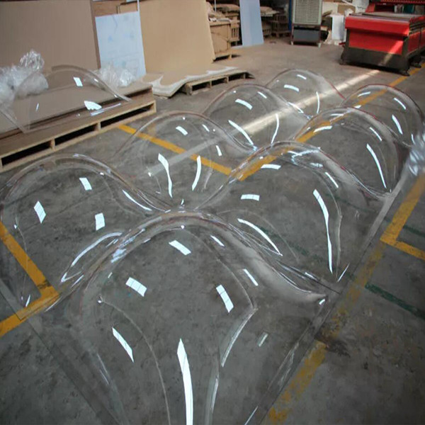 Прозрачный отсутствие желтея небольшого пластикового купола, окон в крыше купола