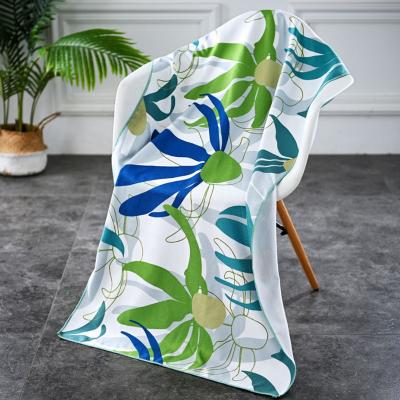 Une serviette en microfibre de 75x150cm sur la plage avec impression personnalisée