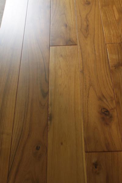 Suelo chino de madera sólida de la teca; Suelos de parqué asiáticos de la teca, pisos de madera de la langosta negra, teca de oro manchada