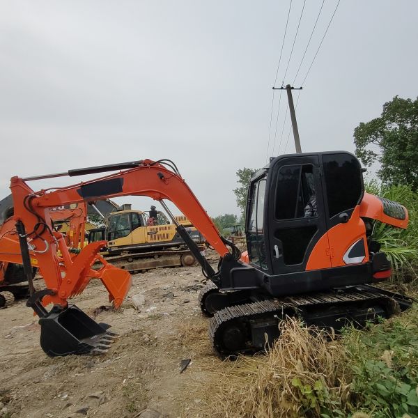 Подержанный экскаватор Doosan DX60 для земляных работ
