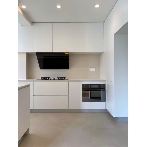 Cream White Kitchen Cabinet With Timber Countertop For Durable Kitchen