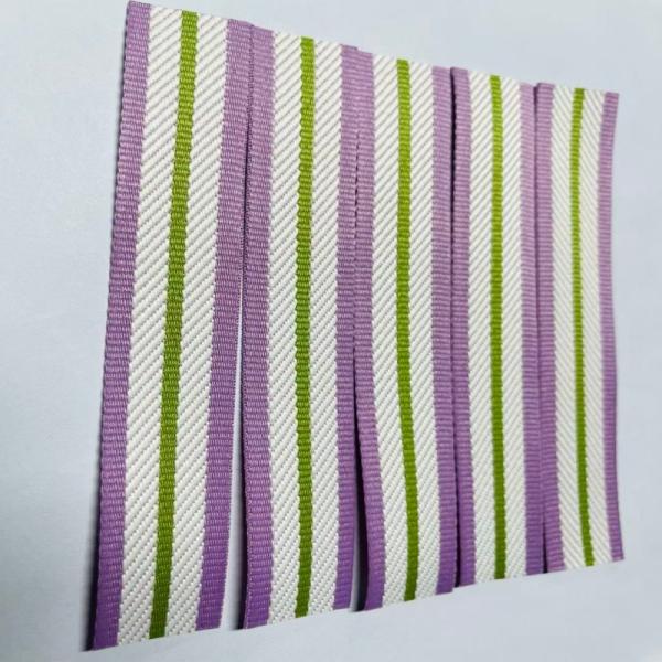 Etiquetas de ropa tejidas a medida Tecnología de telar de aguja Respaldo termoadhesivo Diseños personalizados