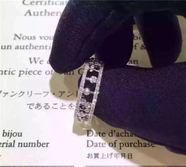 Cheap Price  Diamond Ring 18K White Gold Wedding Ring with VVS Diamonds