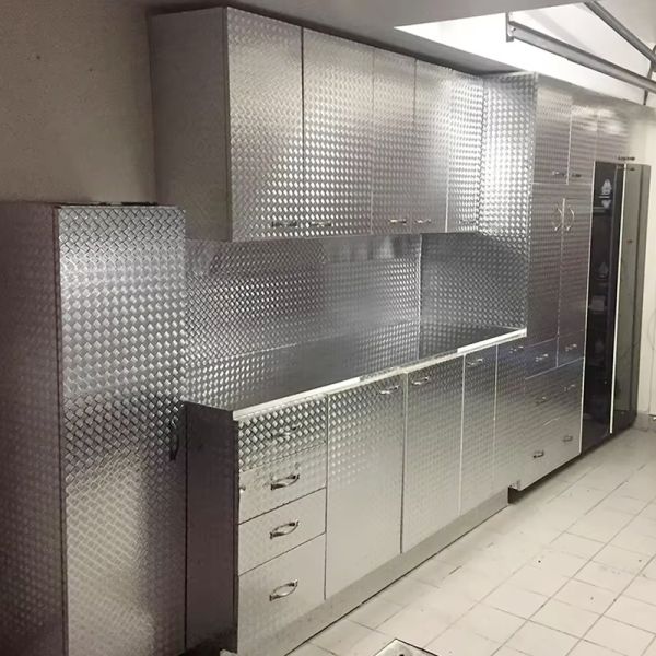 1050 3003 4 x 8 aluminum diamond plate sheets laminated aluminum foil are primarily used as anti-slip and decorative materials.