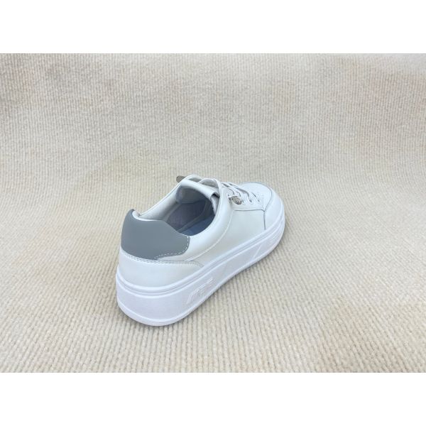 Women pure white and flat heel sport shoes with breathable mesh and lace up