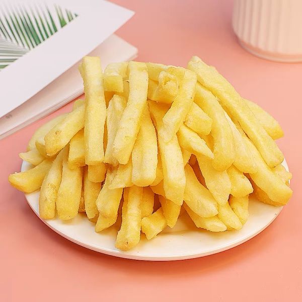 Соленые высушенные прокладки картошки овощей плодов хрустящие очень вкусные зажаренные