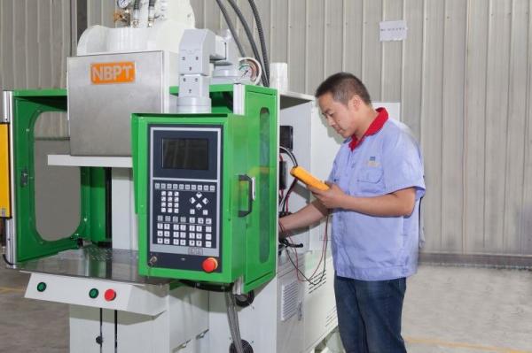 Máquina de moldeo por inyección de plástico vertical de alta eficiencia