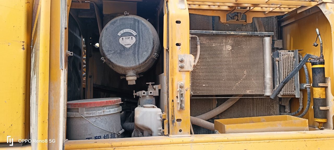 Подержанный экскаватор Komatsu 215-10 Средний на складе Подержанный экскаватор Komatsu PC100