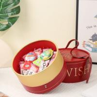 Une jolie boîte cadeau en carton personnalisée avec poignée en cuir en PU et fermeture magnétique