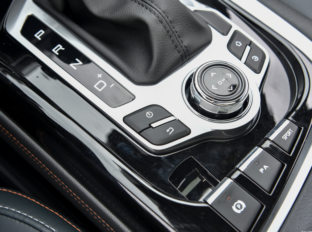 Fast And Affordable Gasoline SUV BAIC X5 Five Doors Five/Seven Seats 156 Horsepower