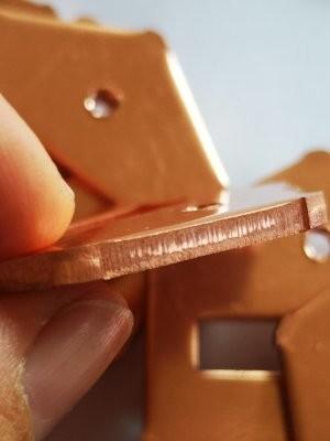 Processamento de corte a laser de placas de cobre para a formação de metais