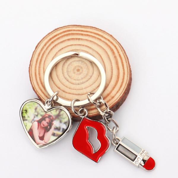 Chaîne de clés de rouge à lèvres sublimation avec cœur et étiquette ronde Chaîne de clés photo personnalisée