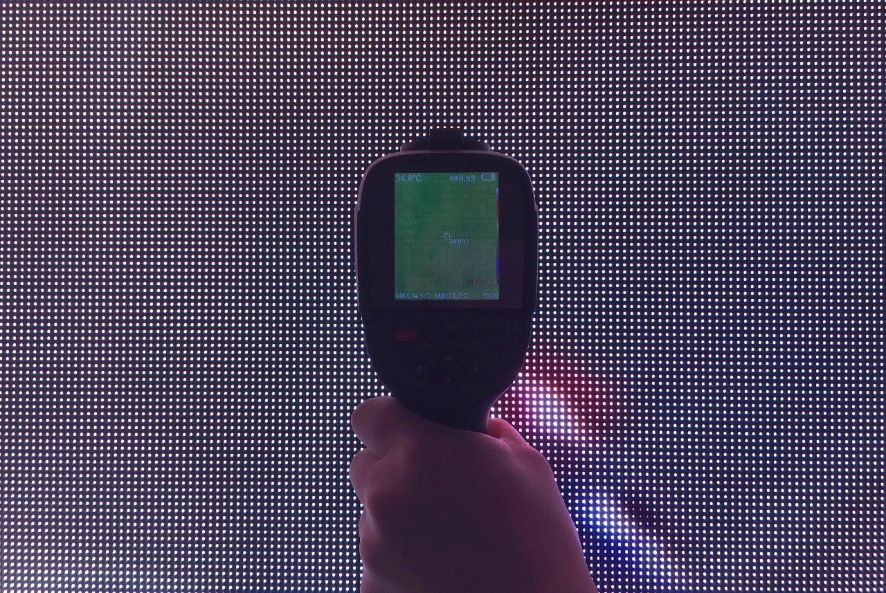 Полноцветный гибкий большой HD без покрытия 3840HZ P1.56 Фиксированный светодиодный видеоэкран HD