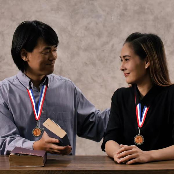 Médaille de croix religieuse gravée sur mesure avec ruban de col cadeau