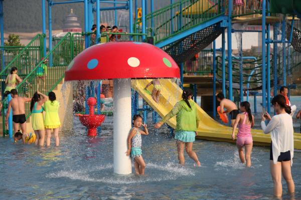 O cogumelo exterior do arco-íris do divertimento caçoa o aço carbono galvanizado campo de jogos da água