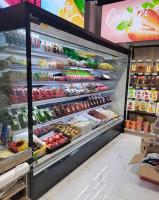 Refrigerador aberto da exposição de Multideck do refrigerador fixado na parede do supermercado com cortina da noite