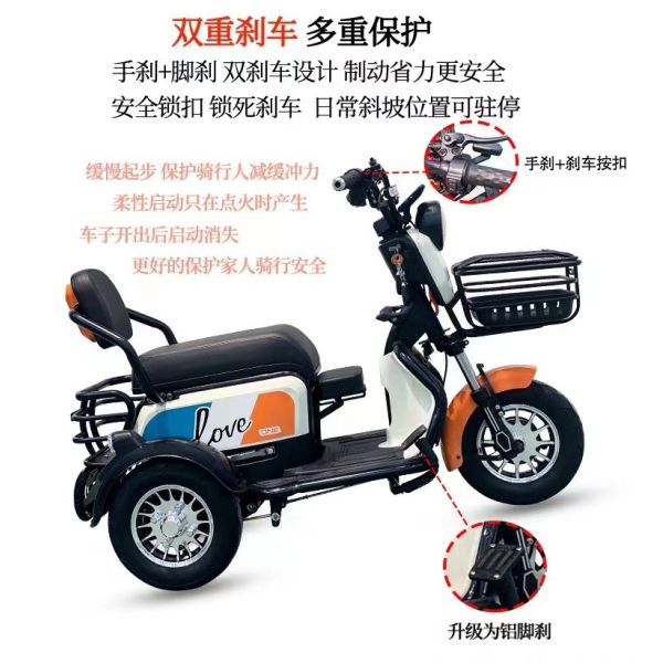 Новый маленький электрический трехколесный велосипед приводит своего ребенка домой, чтобы забрать детей