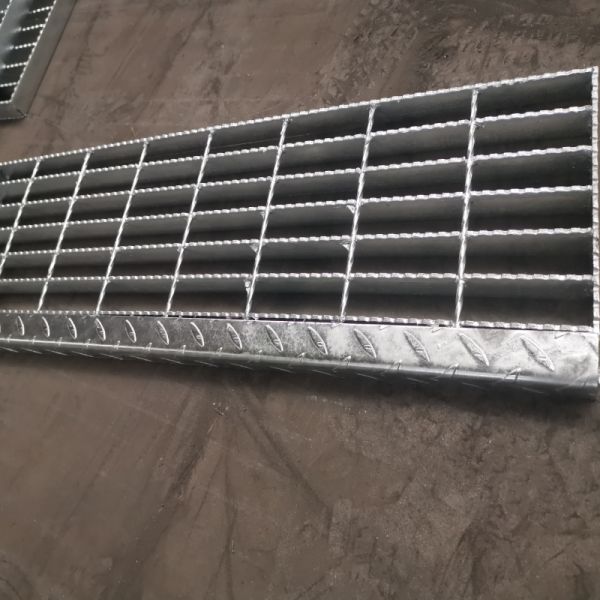 Вода дорожки подъездной дороги стекая горячую окунутую гальванизированную решетку