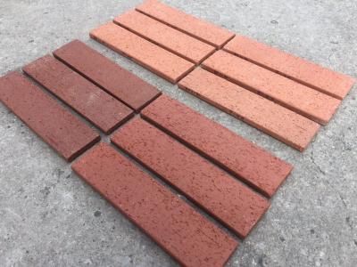 Tijolo de cara rachado exterior home com superfície do tijolo do corte do fio da matéria prima da argila