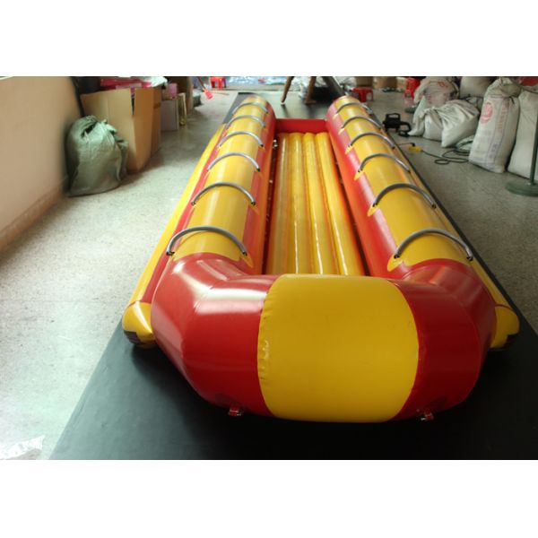 Aguamarina que practica surf el pez volador inflable de las personas de la nave