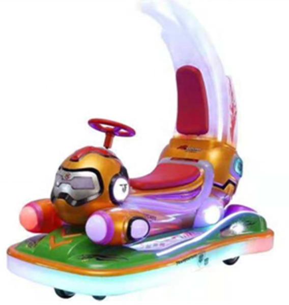 Peter Pan cavalga na bateria do carro caminhando no controle remoto da máquina de jogos